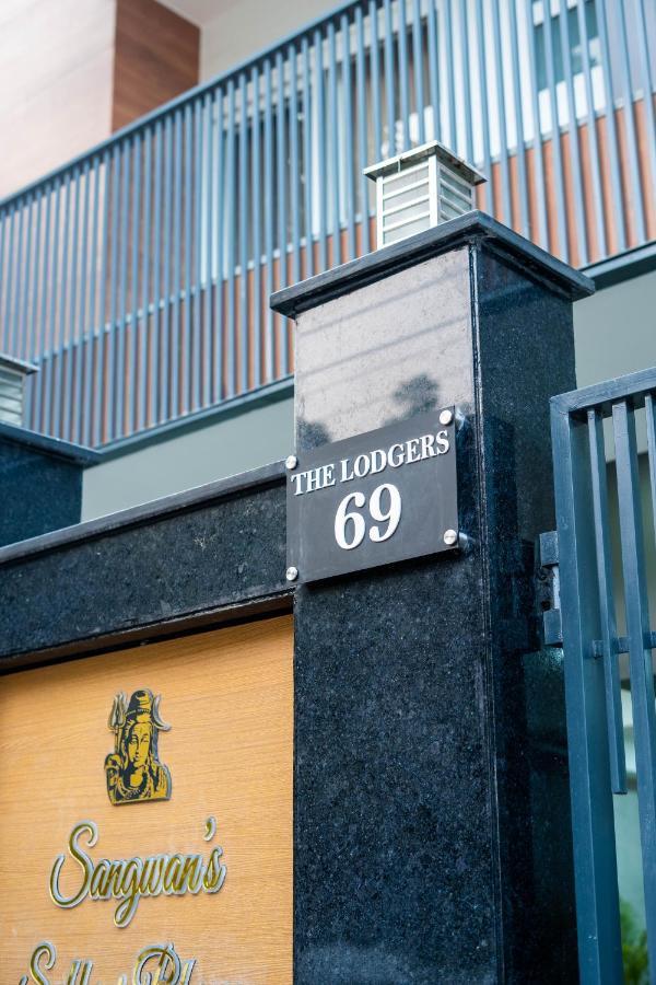 The Lodgers 1 Bhk Serviced Golf Course Road
