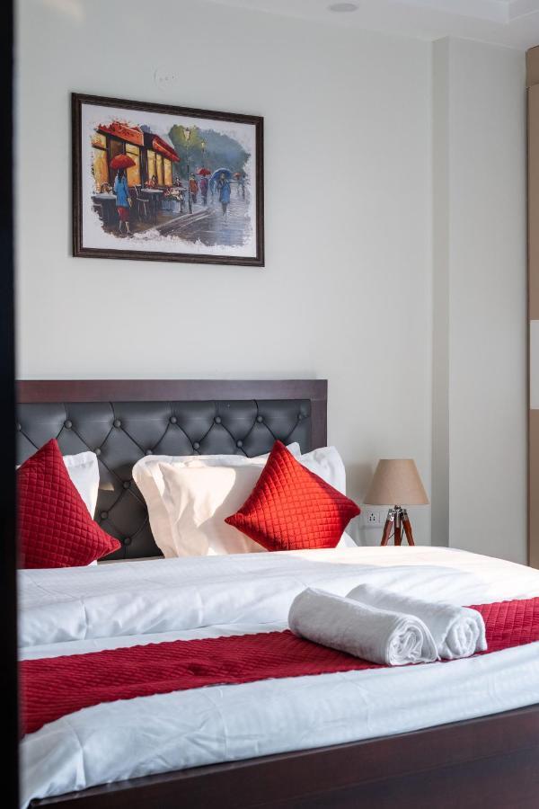 The Lodgers 1 Bhk Serviced Golf Course Road Apartment
