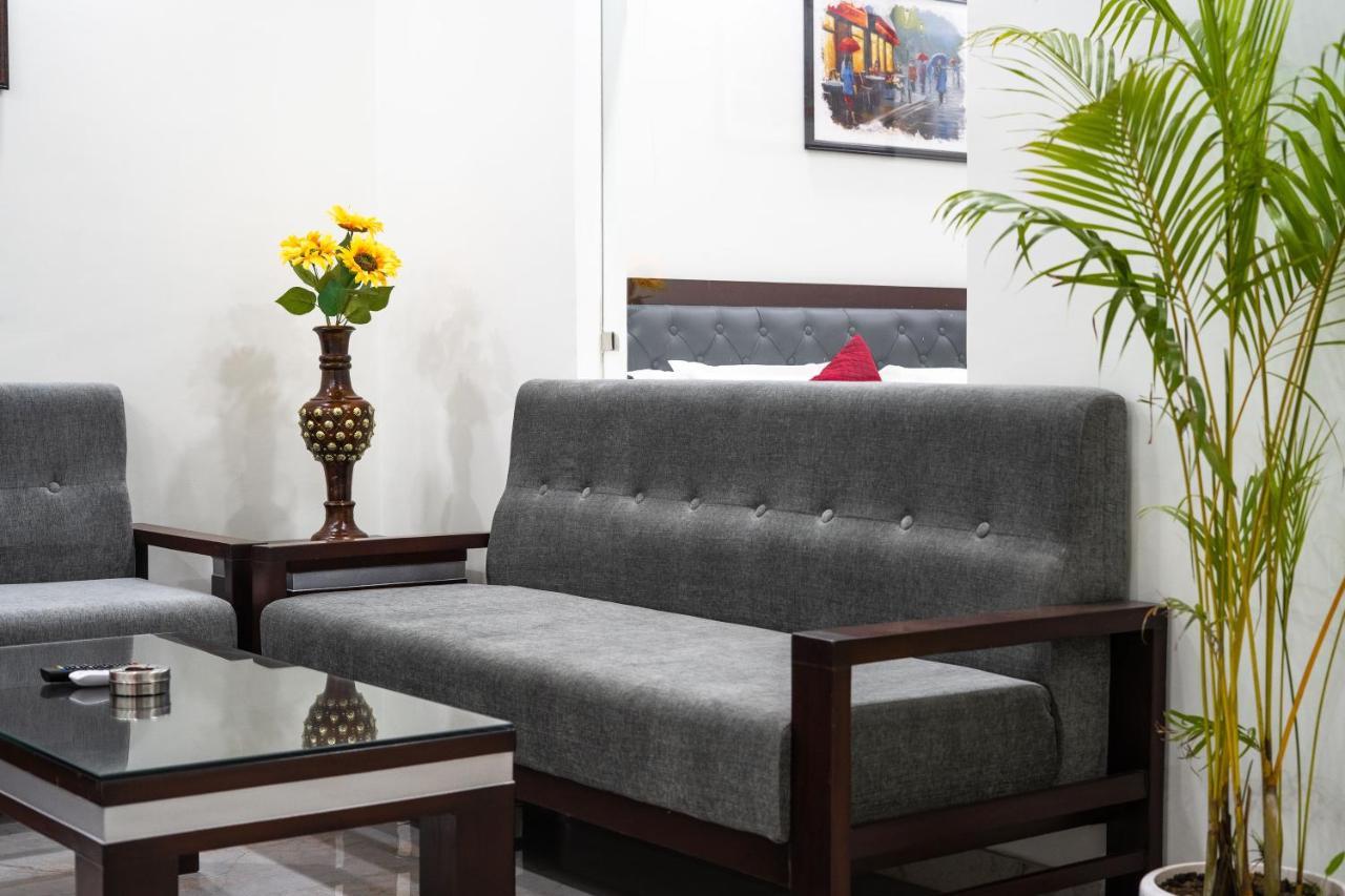 The Lodgers 1 Bhk Serviced Golf Course Road