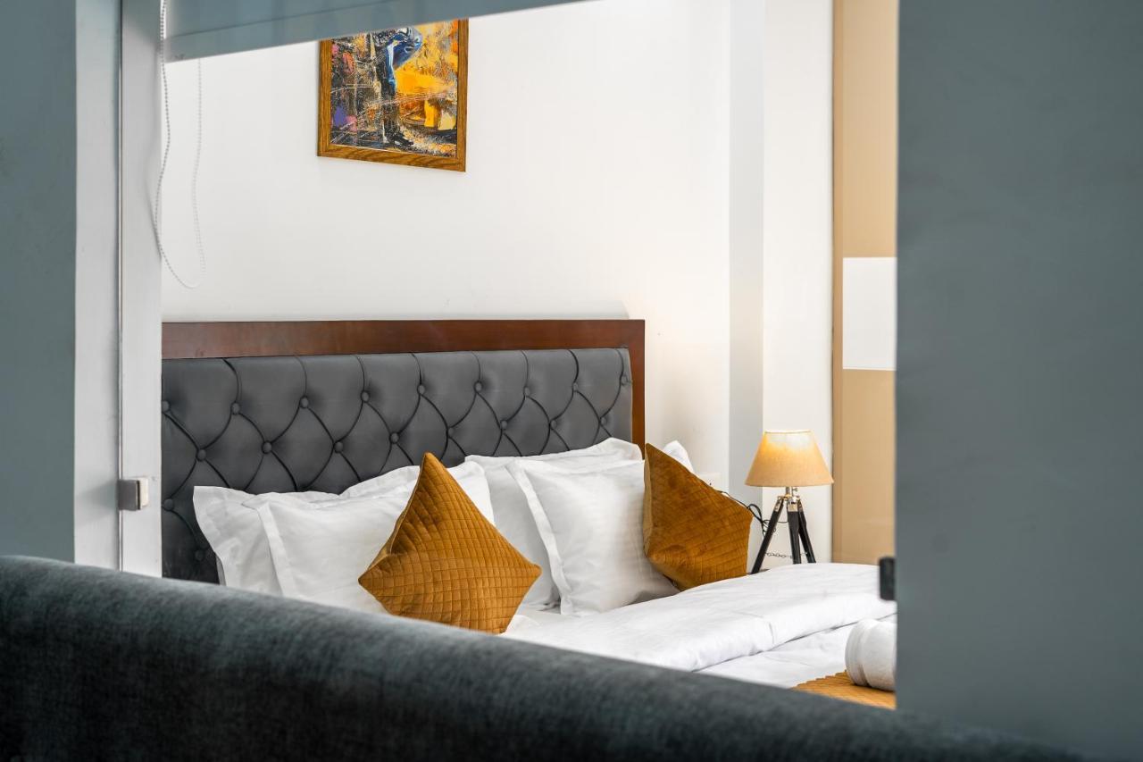 The Lodgers 1 Bhk Serviced Golf Course Road Apartment *