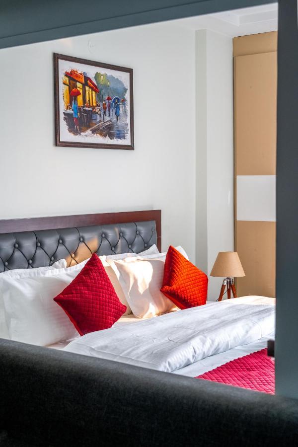 The Lodgers 1 Bhk Serviced Golf Course Road