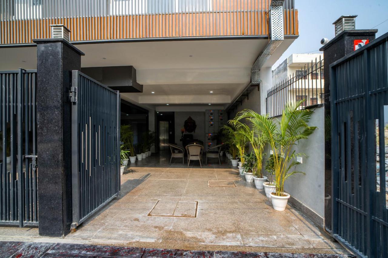 The Lodgers 1 Bhk Serviced Golf Course Road